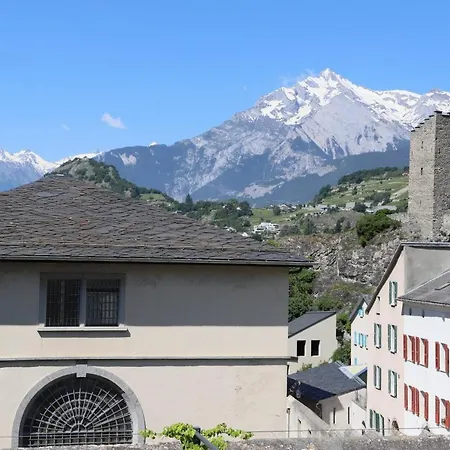 Splendid Penthouse With Private Terrace & Pkg At The Foot Of The Castles *